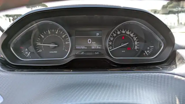Peugeot 208 view 13