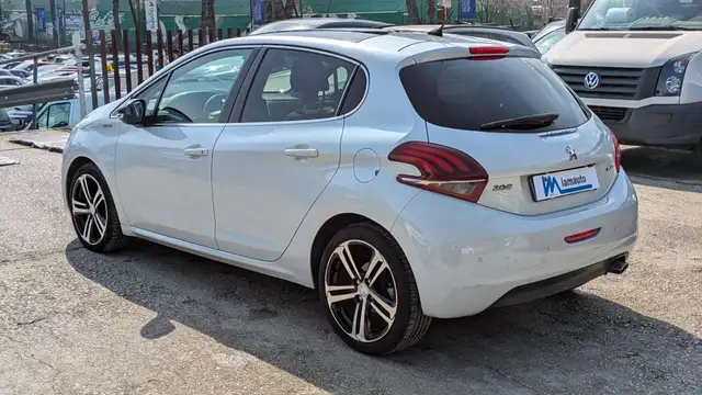 Peugeot 208 view 5