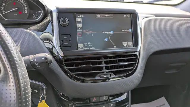 Peugeot 208 view 11