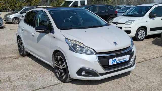Peugeot 208 view 3