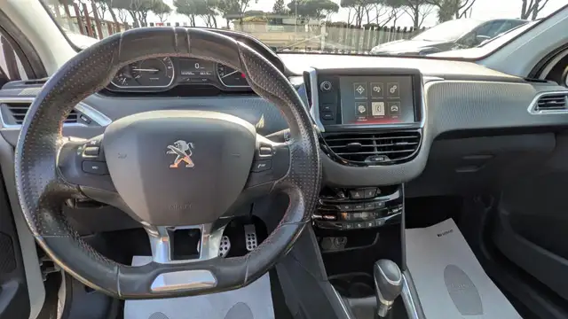 Peugeot 208 view 9
