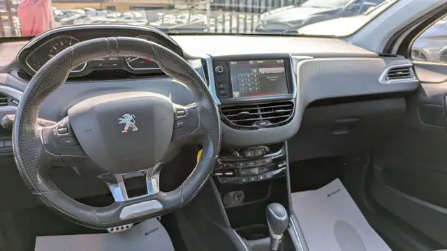 Peugeot 208 view 6