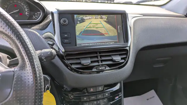 Peugeot 208 view 10