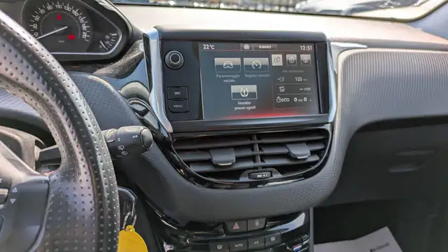 Peugeot 208 view 12