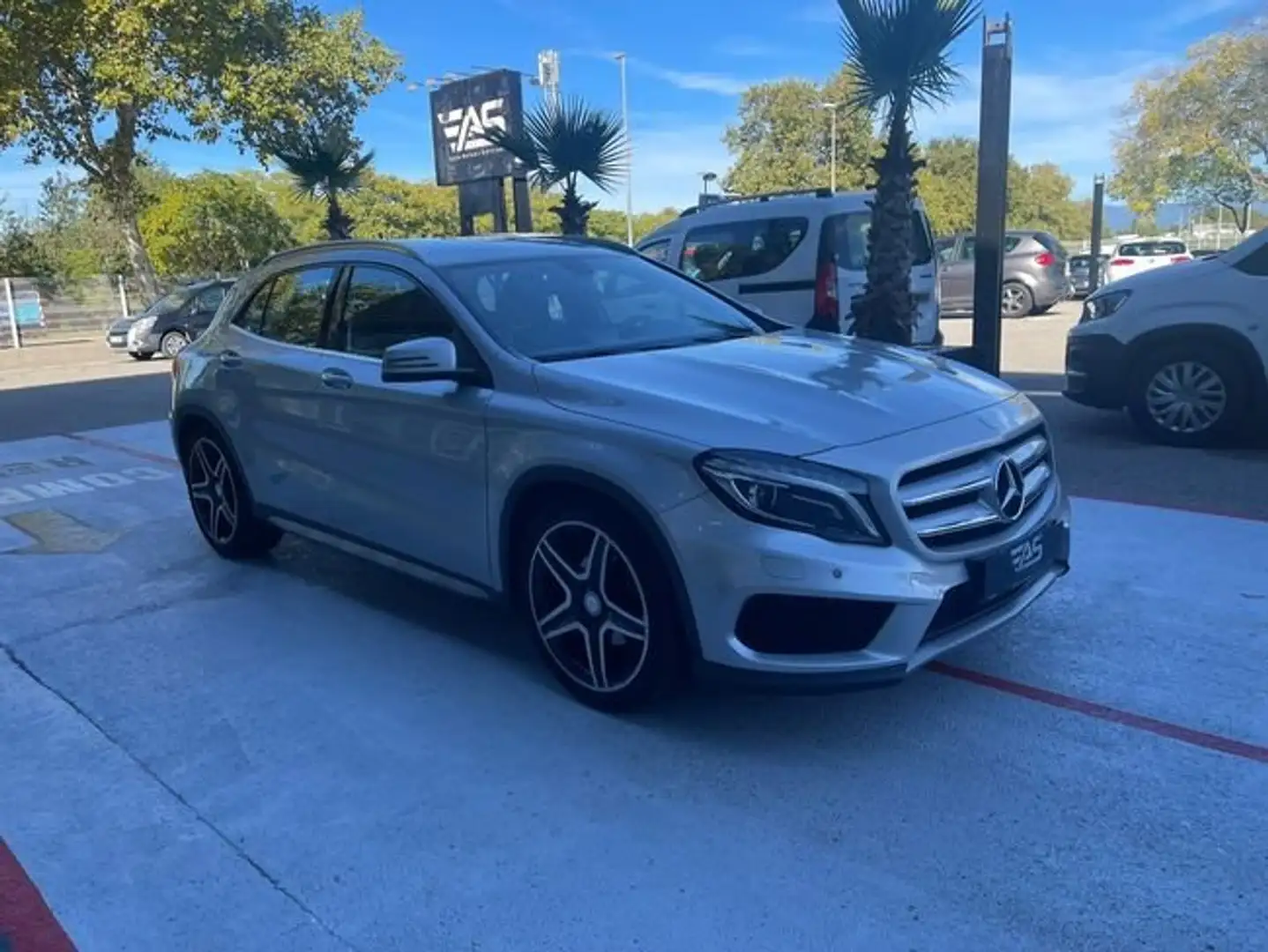 Mercedes-Benz GLA 200 Urban Gris - 2