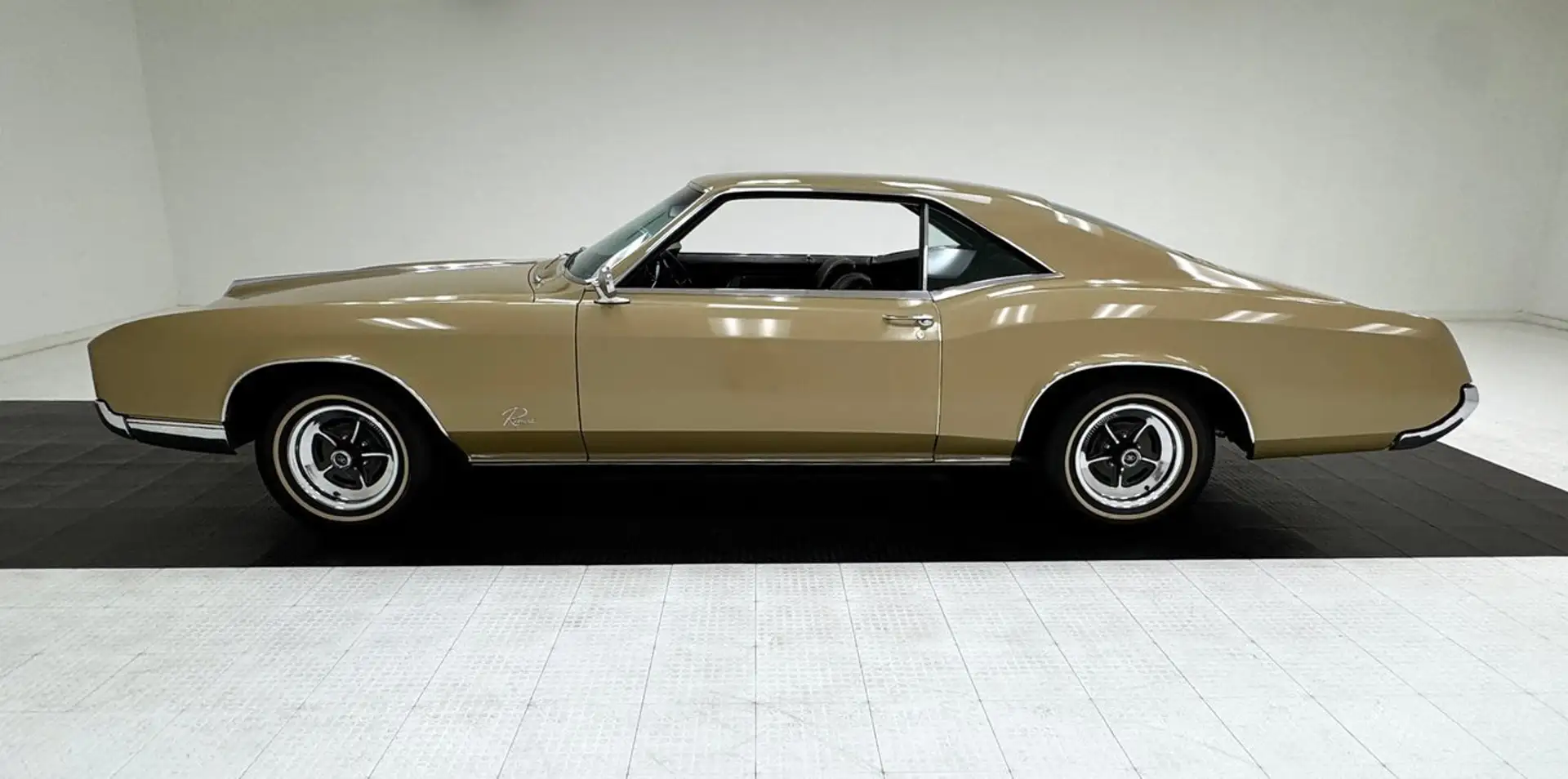 Buick Riviera Hardtop Gold - 2