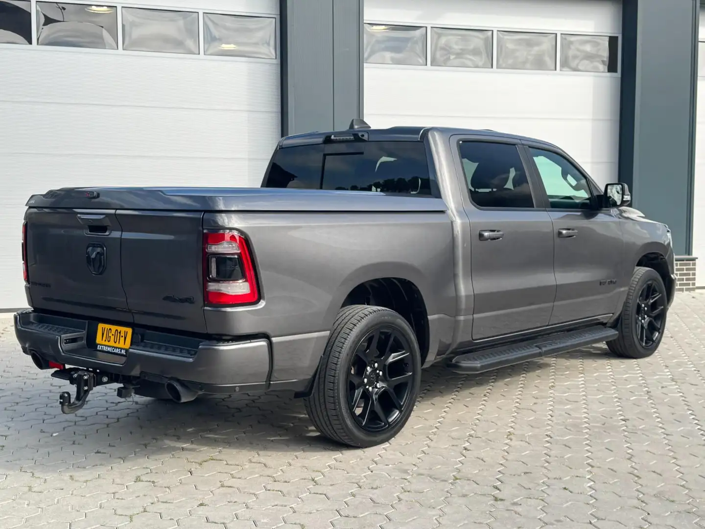 Dodge RAM 1500 5.7 V8 4x4 Crew Cab Limited Pano Haak Gris - 2