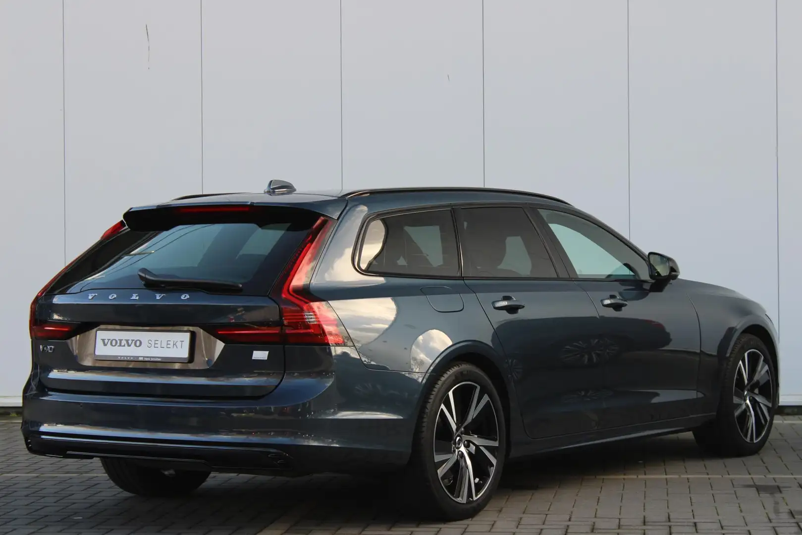Volvo V90 T6 350PK AWD Plus Dark | Long Range | 360 Camera | Blauw - 2