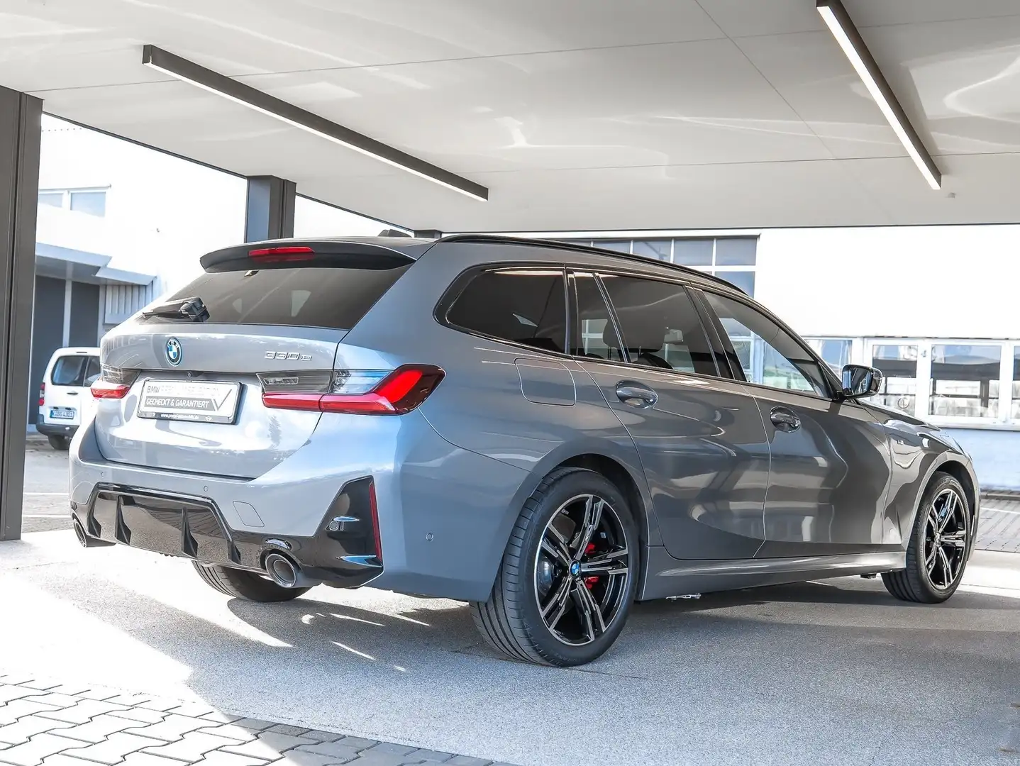 BMW 330 e Touring M Sport HUD PANO ACC AHK 360°KAM Grau - 2