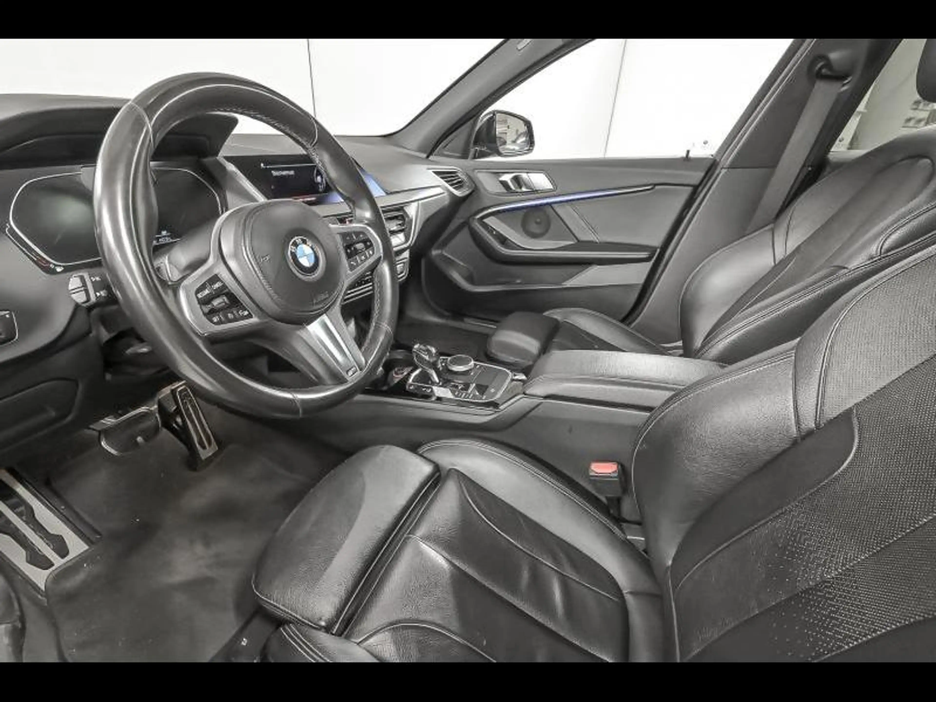 BMW 118 Hatch — photo 6
