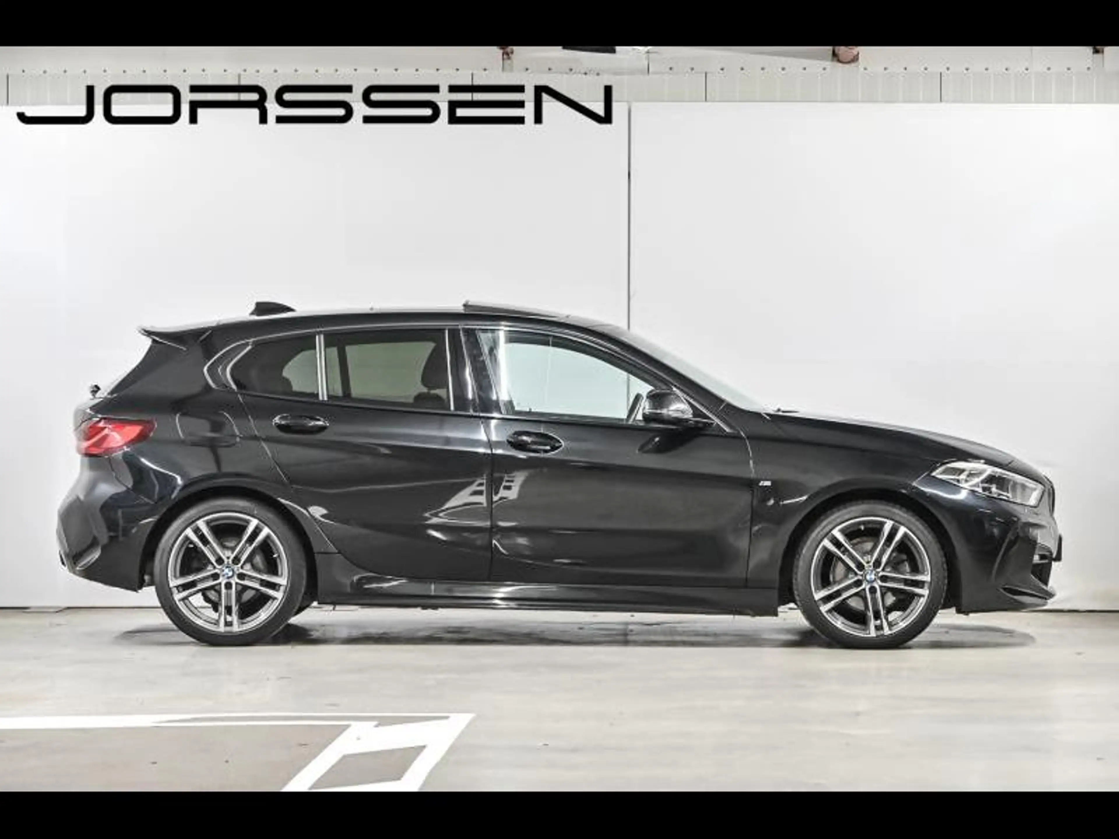 BMW 118 Hatch — photo 3