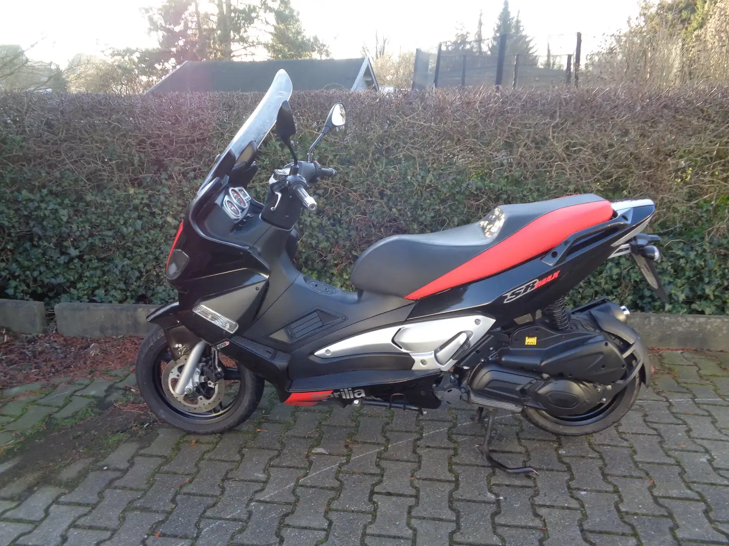 Aprilia SR Max 125 Rot - 1