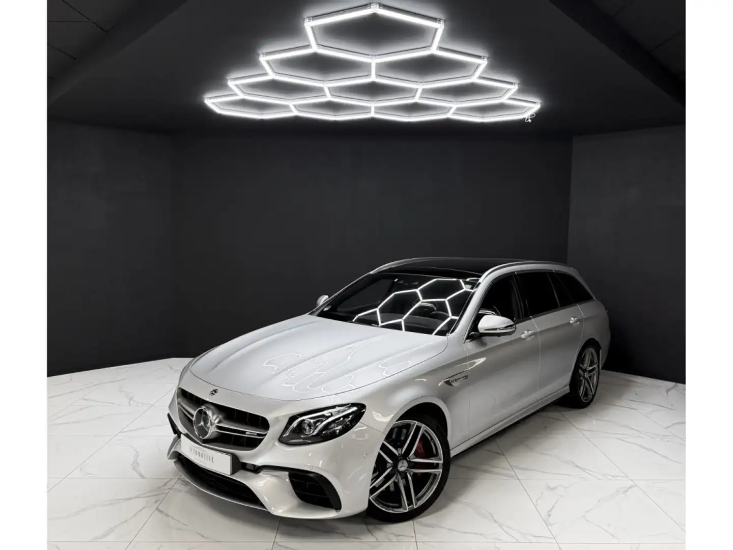 Mercedes-Benz E 63 AMG S 4 MATIC+, Burmester, 360°, Pano, Head-up, Lift, Gris - 1