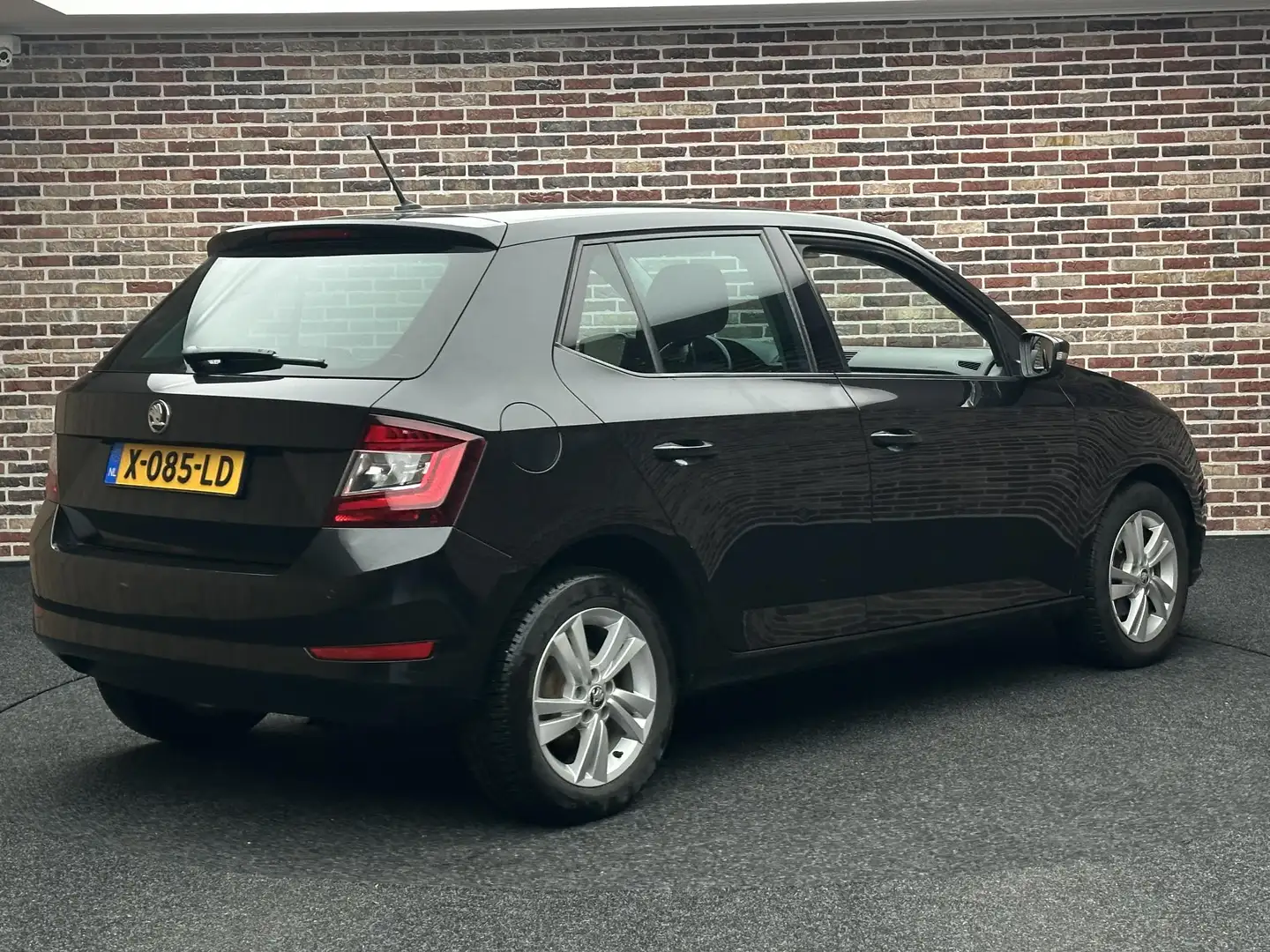 Skoda Fabia 1.0 Business Edition Cruise Control Led Airco Schwarz - 2