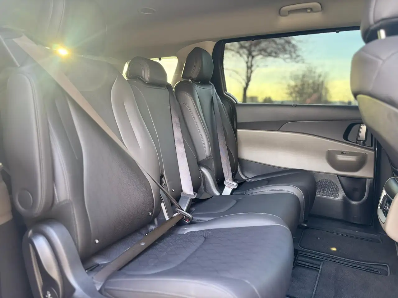 Kia Carnival снимка Kia Carnival