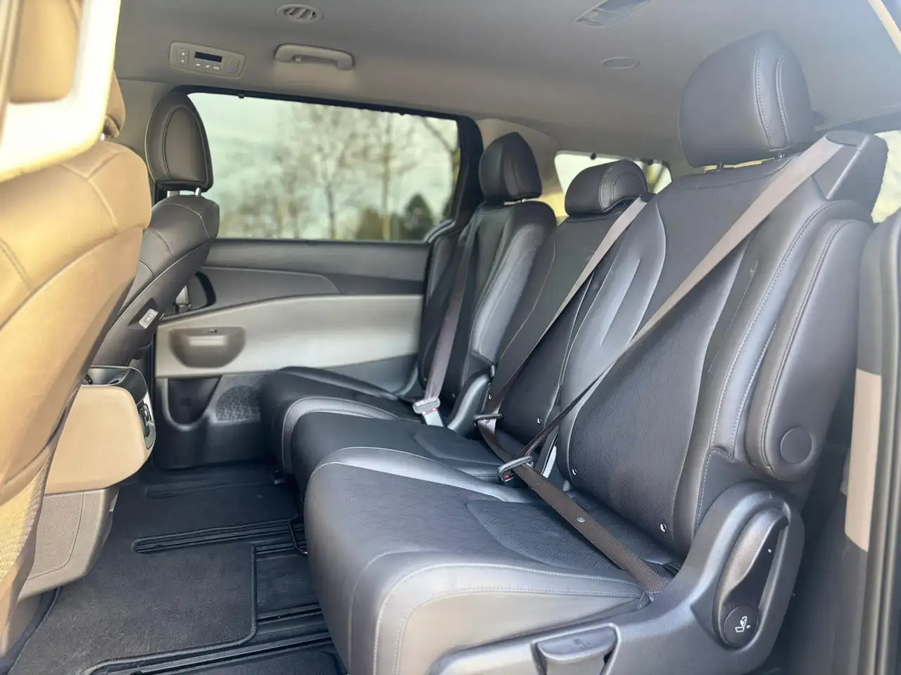 Kia Carnival снимка Kia Carnival
