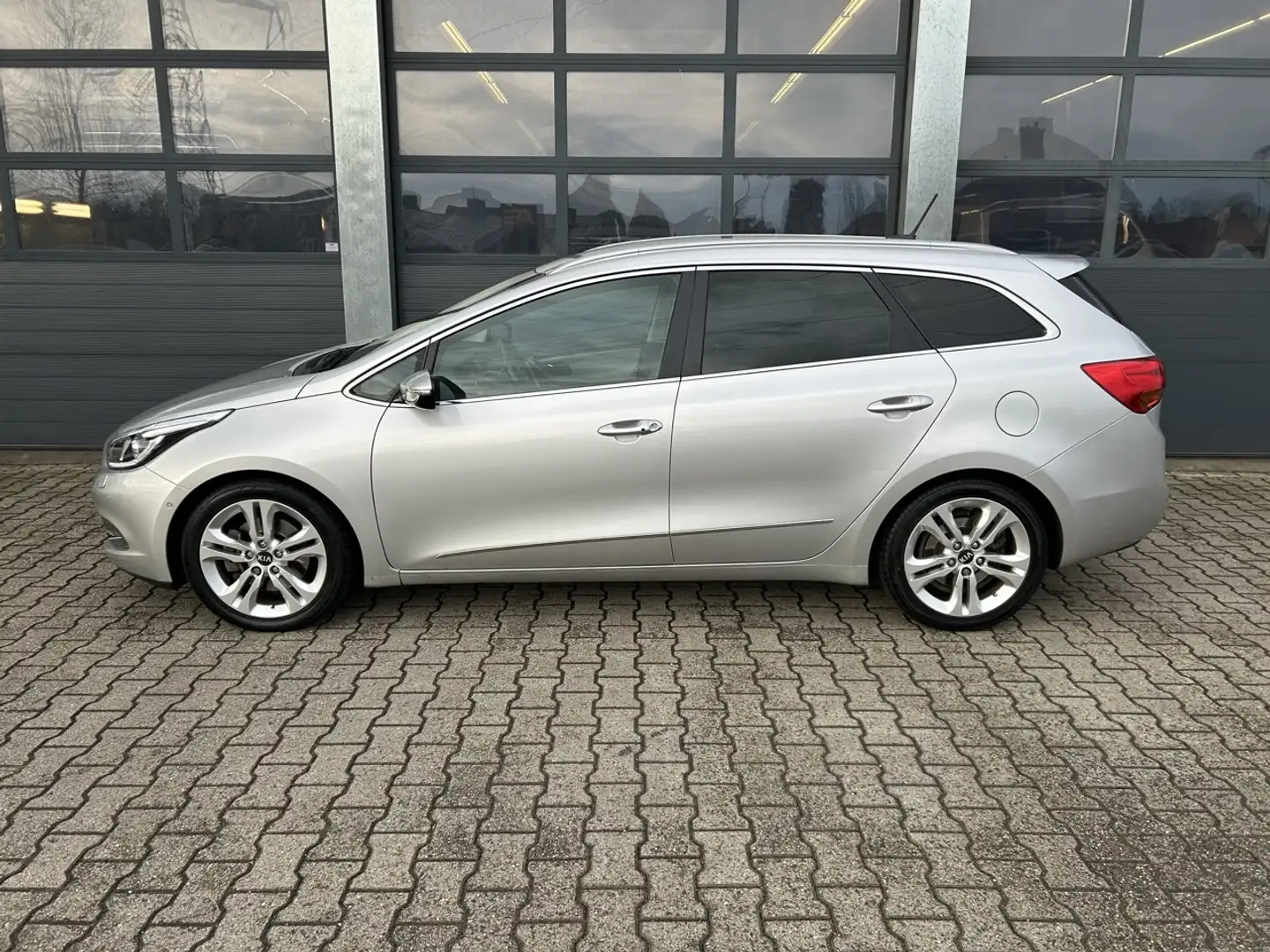Kia Ceed / cee'd Cee D 1.6 GDI 135pk Automaat Super Pack Premium Grau - 2