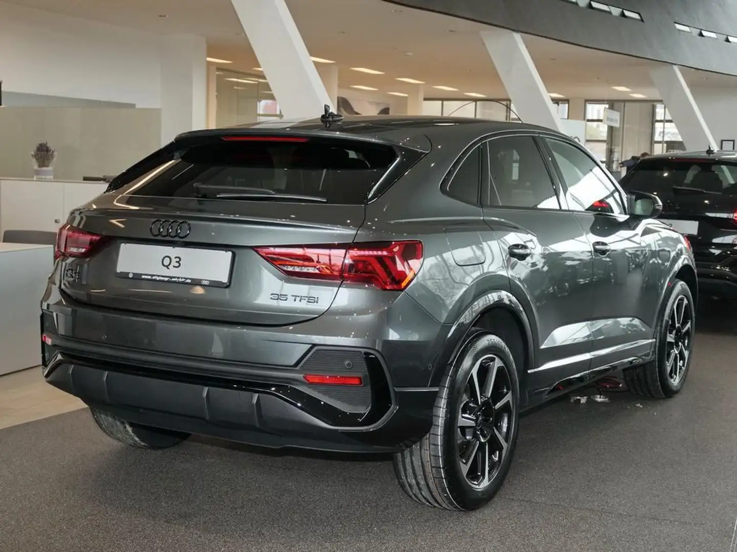 Audi Q3 Sportback S line 35 TFSI S tronic Alu-19` AHK Grau - 2