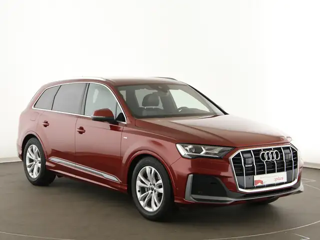 Audi Q7 view 9