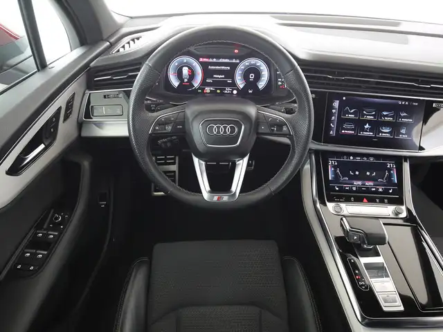 Audi Q7 view 10