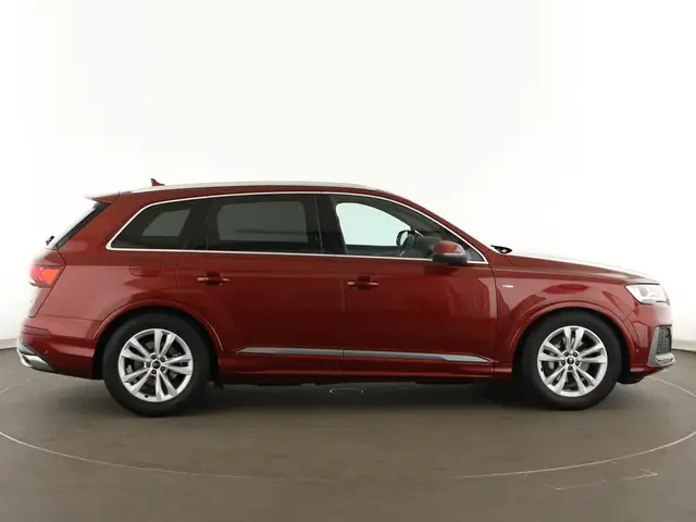 Audi Q7 view 8