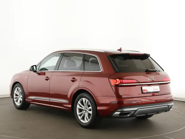 Audi Q7 view 5