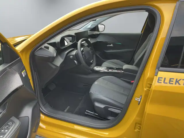 Peugeot 208 view 11