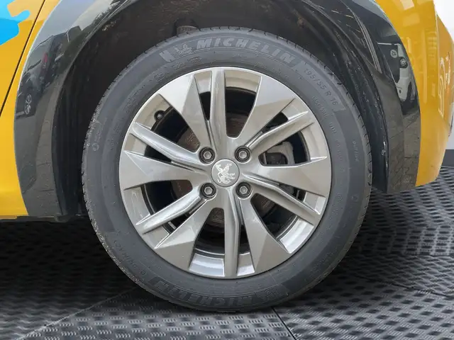 Peugeot 208 view 9