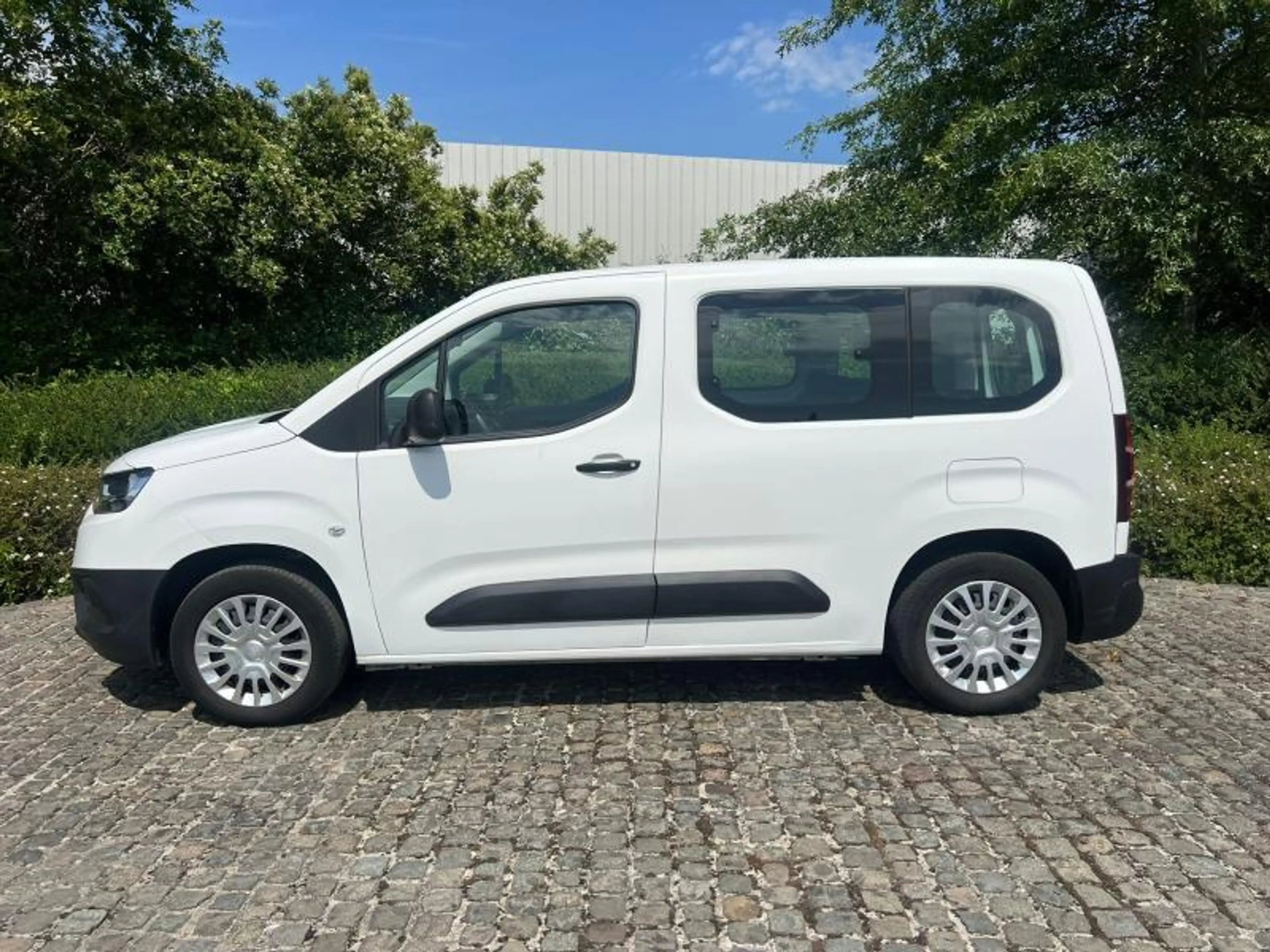 Toyota Verso Combi — photo 6