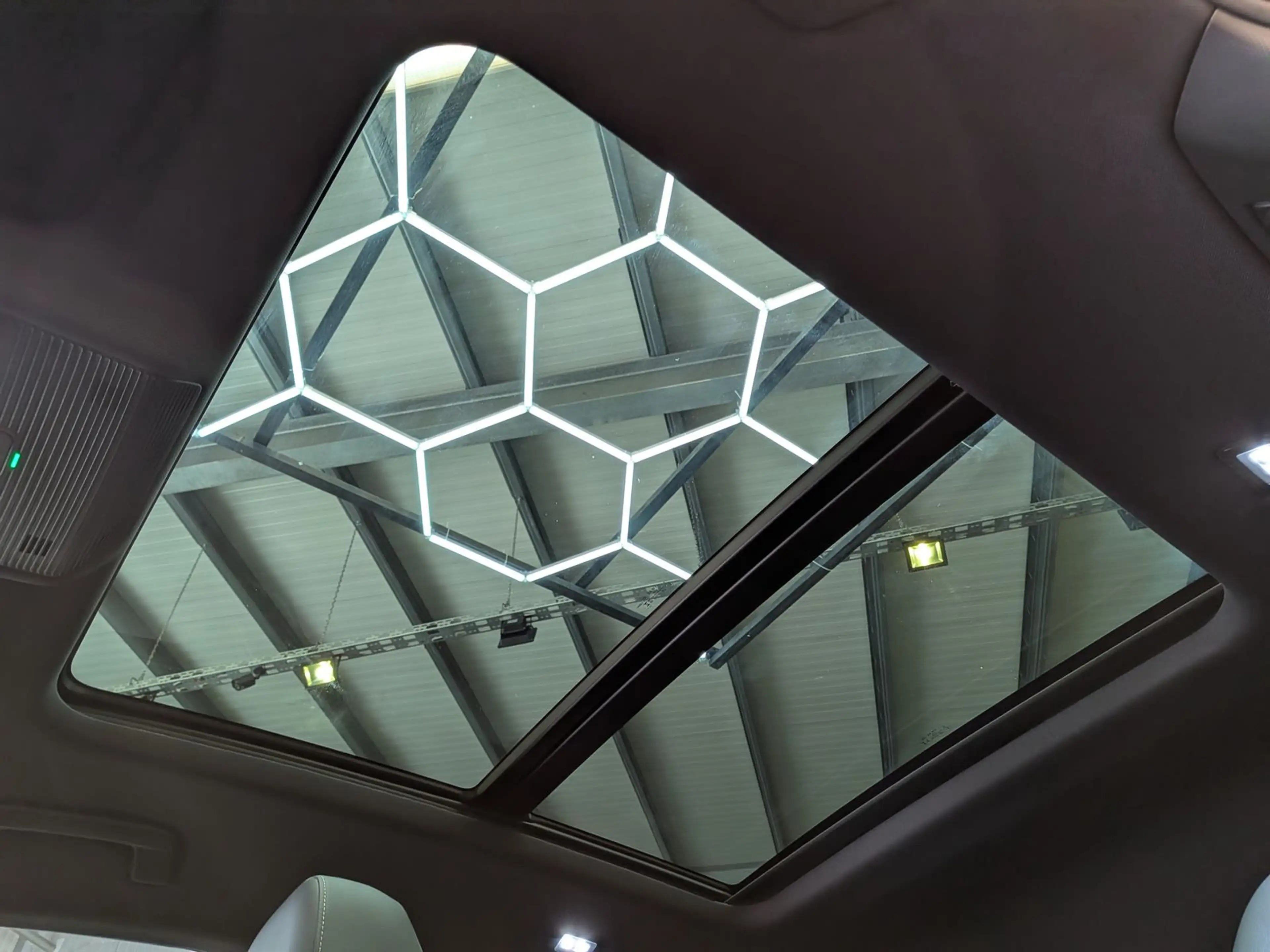 Volkswagen T-Roc 1.5 eTSI R-Line IQ Matrix H/K Pano AHK 19" — photo 14