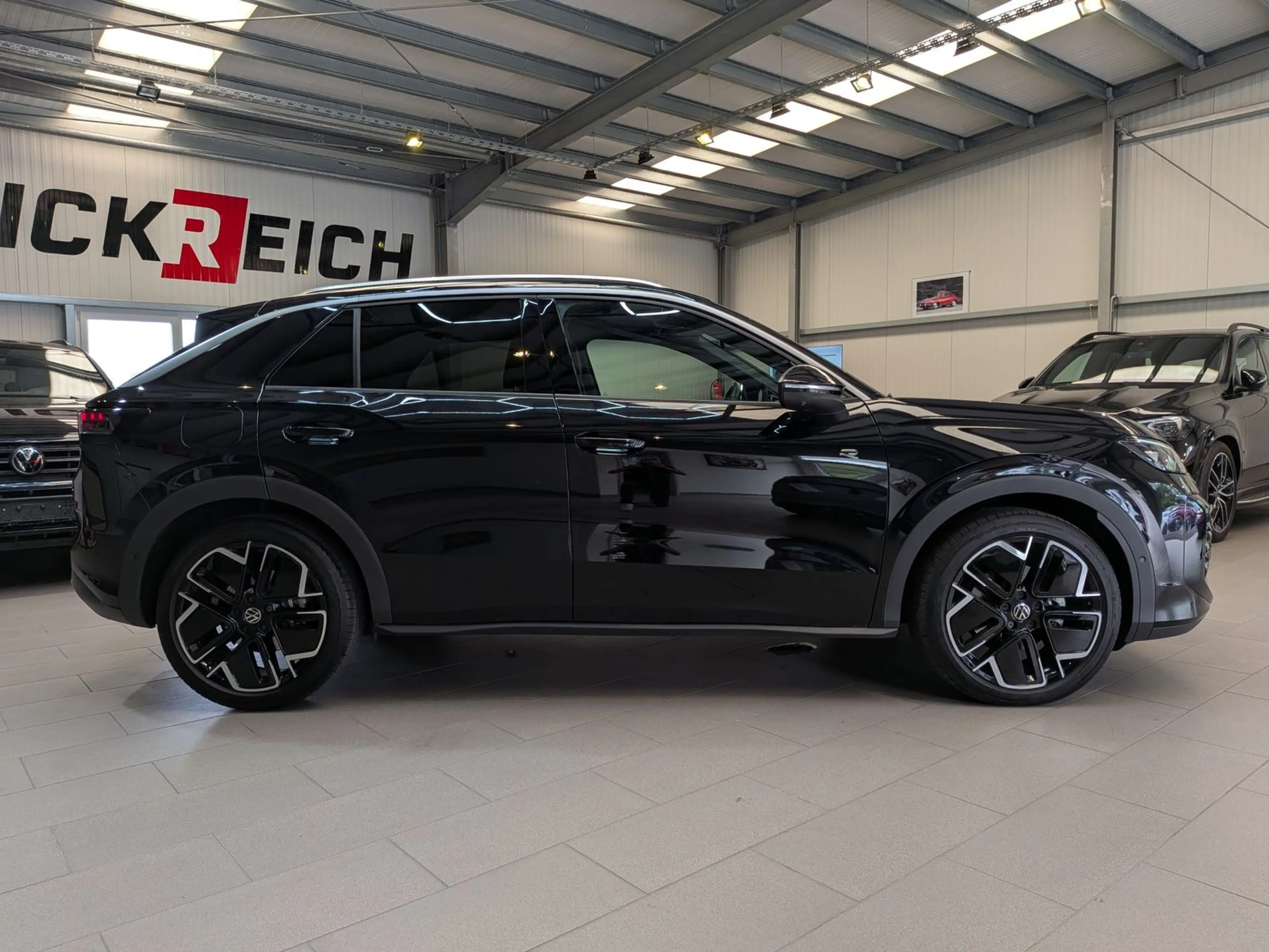 Volkswagen T-Roc 1.5 eTSI R-Line IQ Matrix H/K Pano AHK 19" — photo 2