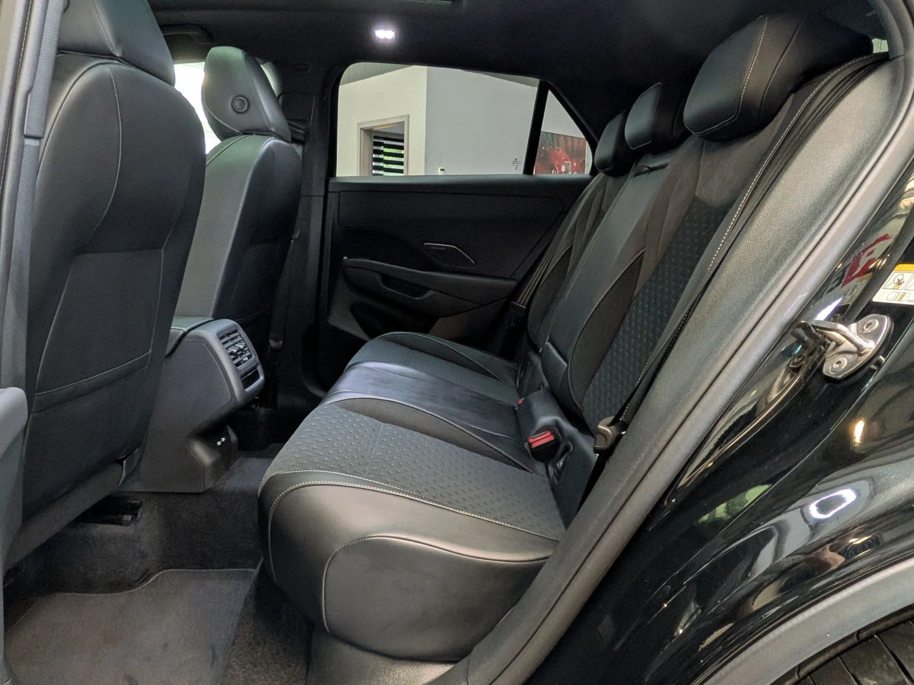 Volkswagen T-Roc 1.5 eTSI R-Line IQ Matrix H/K Pano AHK 19" — photo 13
