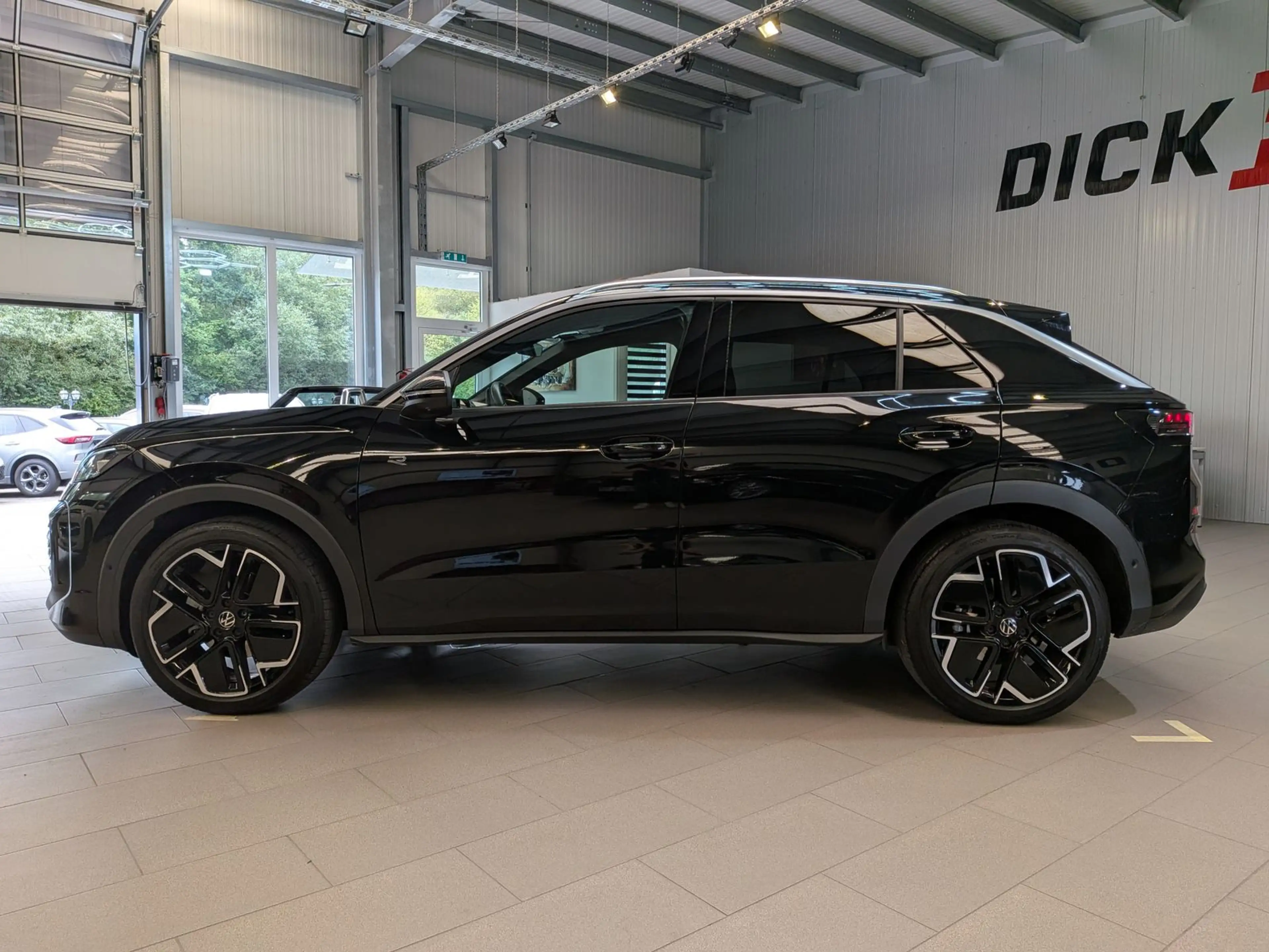 Volkswagen T-Roc 1.5 eTSI R-Line IQ Matrix H/K Pano AHK 19" — photo 6