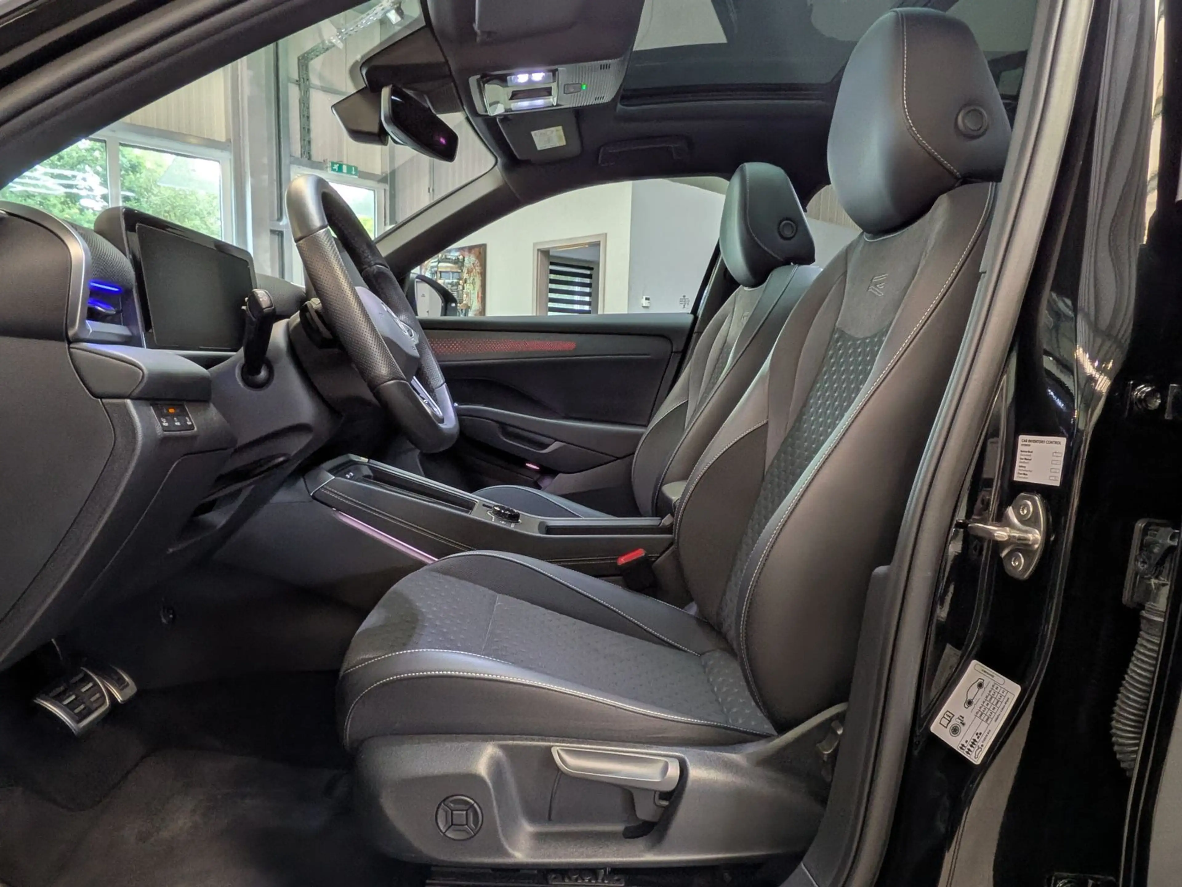Volkswagen T-Roc 1.5 eTSI R-Line IQ Matrix H/K Pano AHK 19" — photo 12