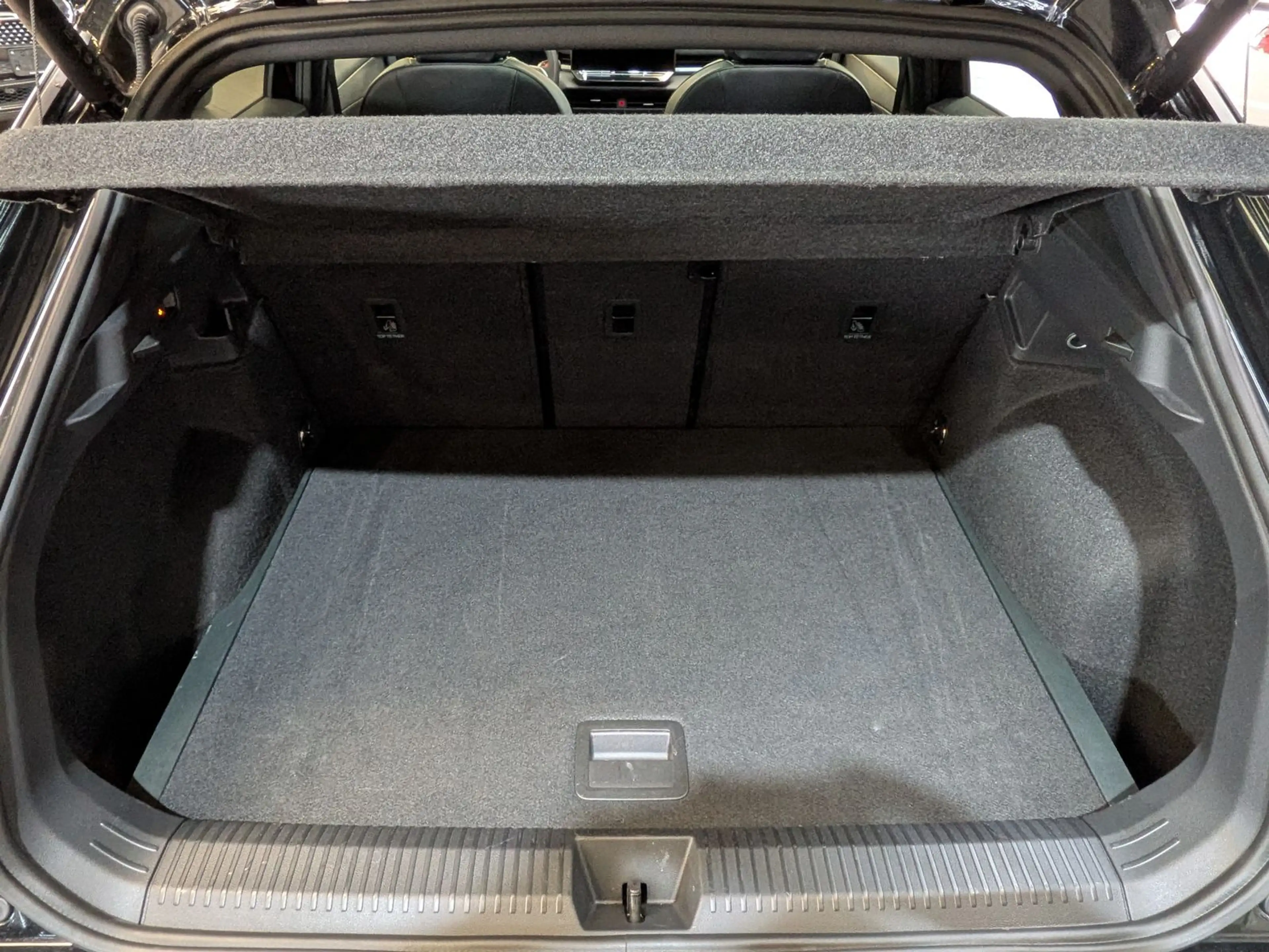 Volkswagen T-Roc 1.5 eTSI R-Line IQ Matrix H/K Pano AHK 19" — photo 15