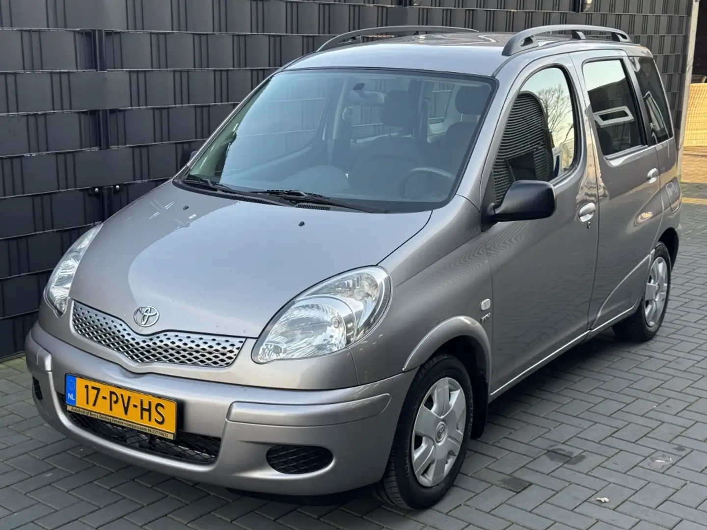 Toyota Yaris Verso 1.3 VVT-i Terra| TREKHAAK| HOGE INSTAP| NAP| Gris - 1