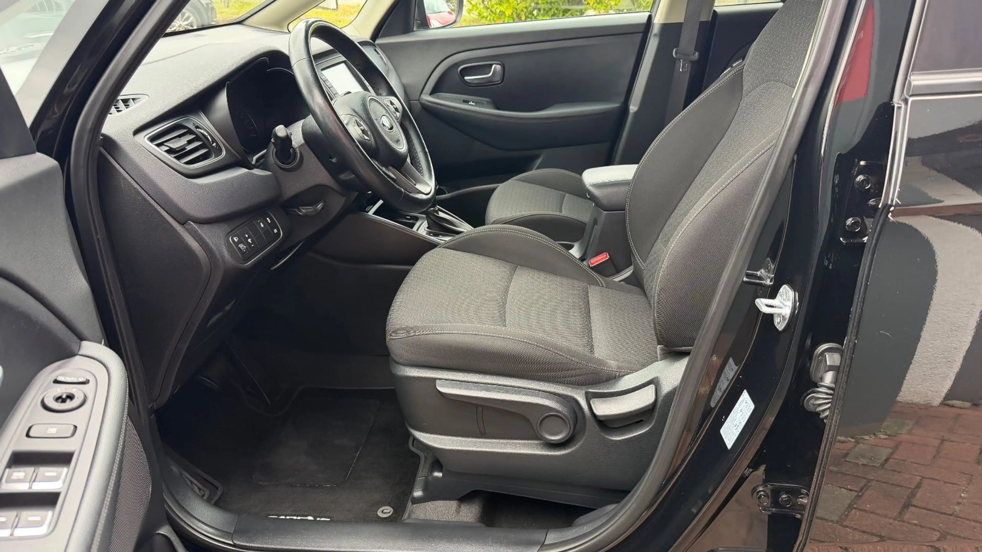Kia Carens Vision 2.0 AT*NAVI*RFK*LRH*SH*WR — photo 8