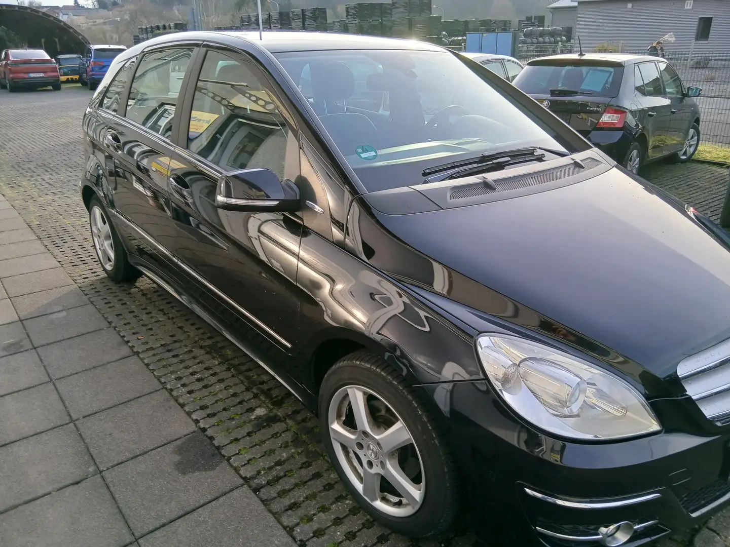 Mercedes-Benz B 180 B-Klasse BlueEFFICIENCY Schwarz - 2