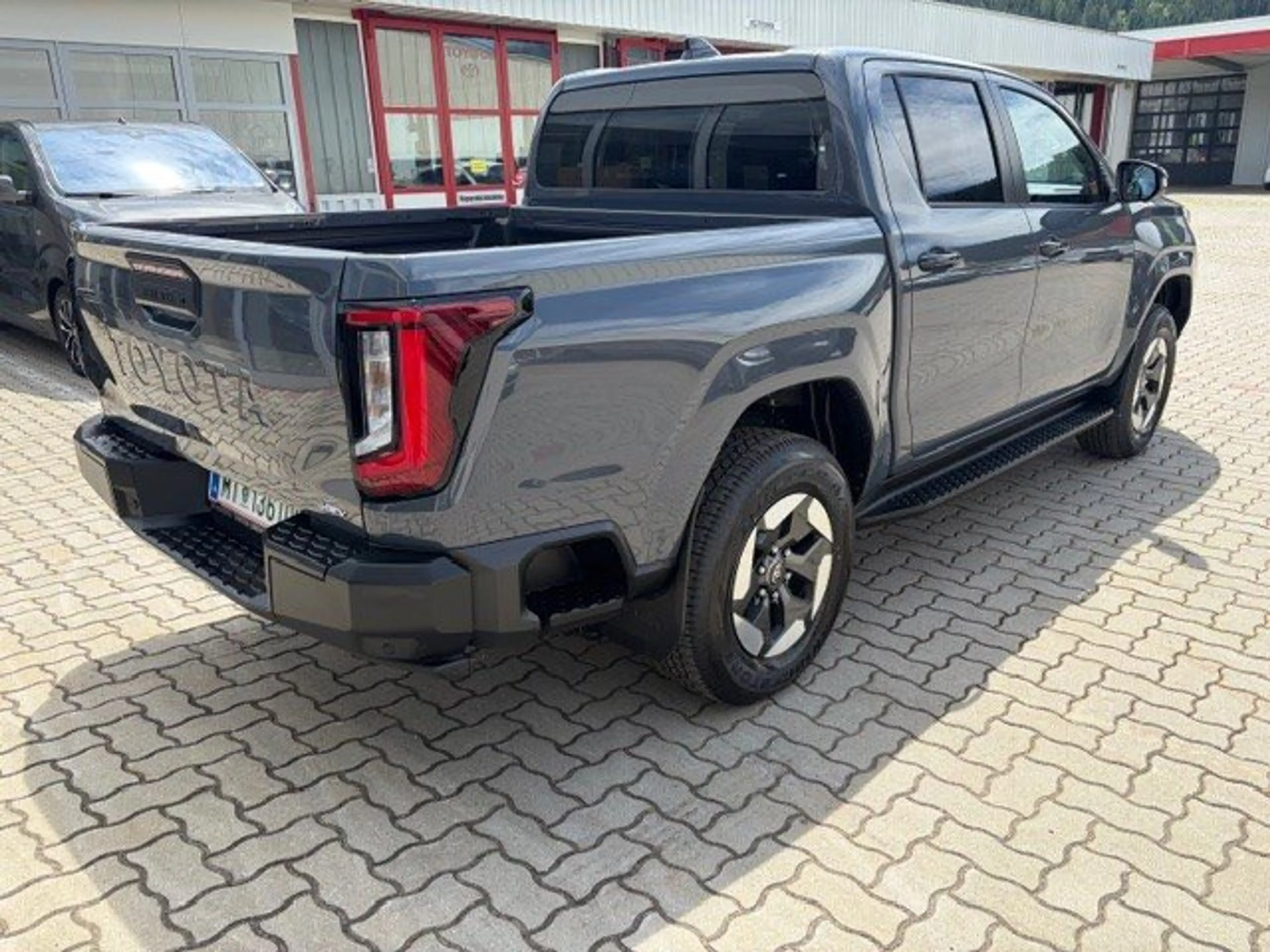 Toyota Hilux Double Cab BEV Executive — photo 3