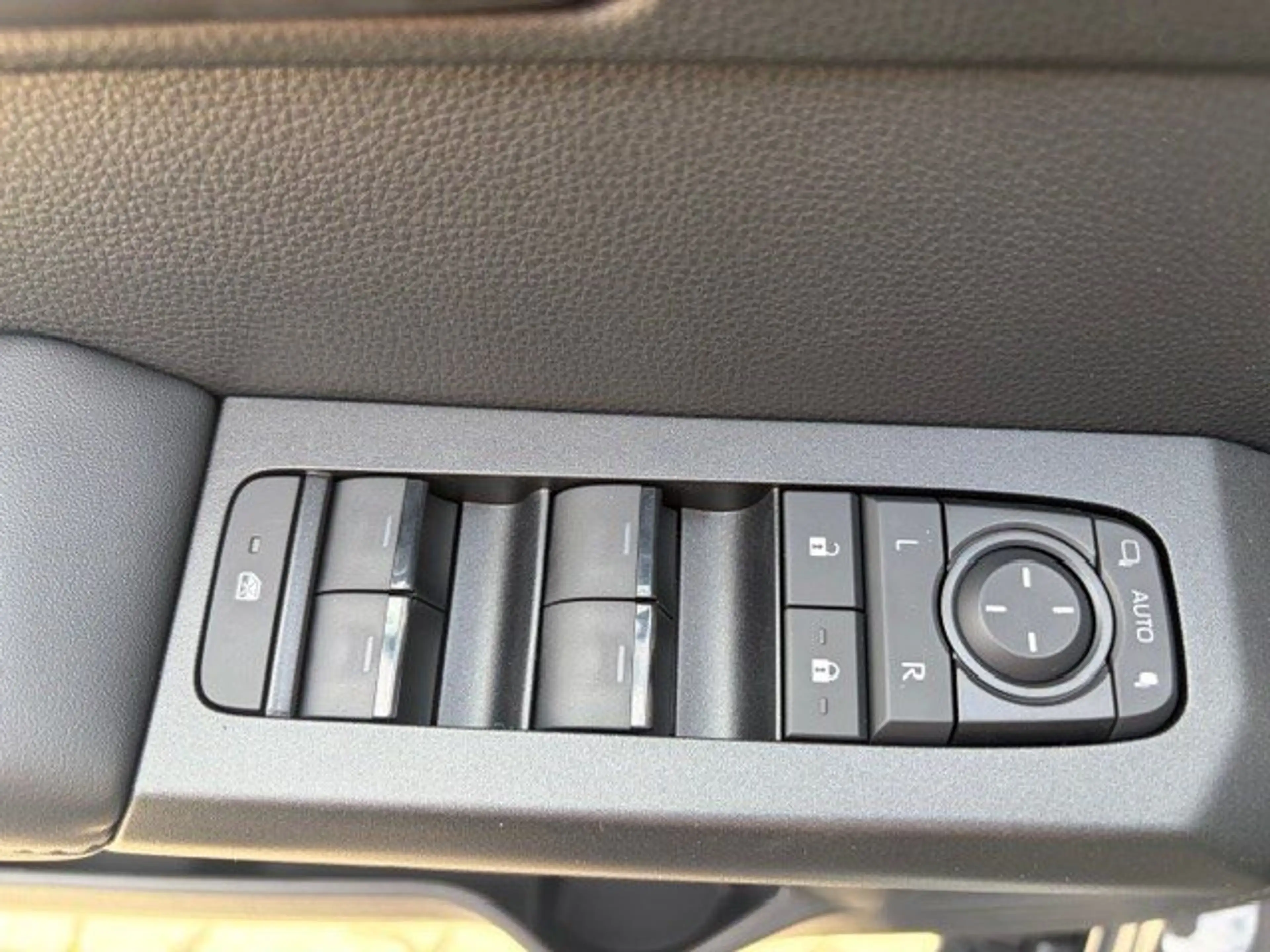 Toyota Hilux Double Cab BEV Executive — photo 11