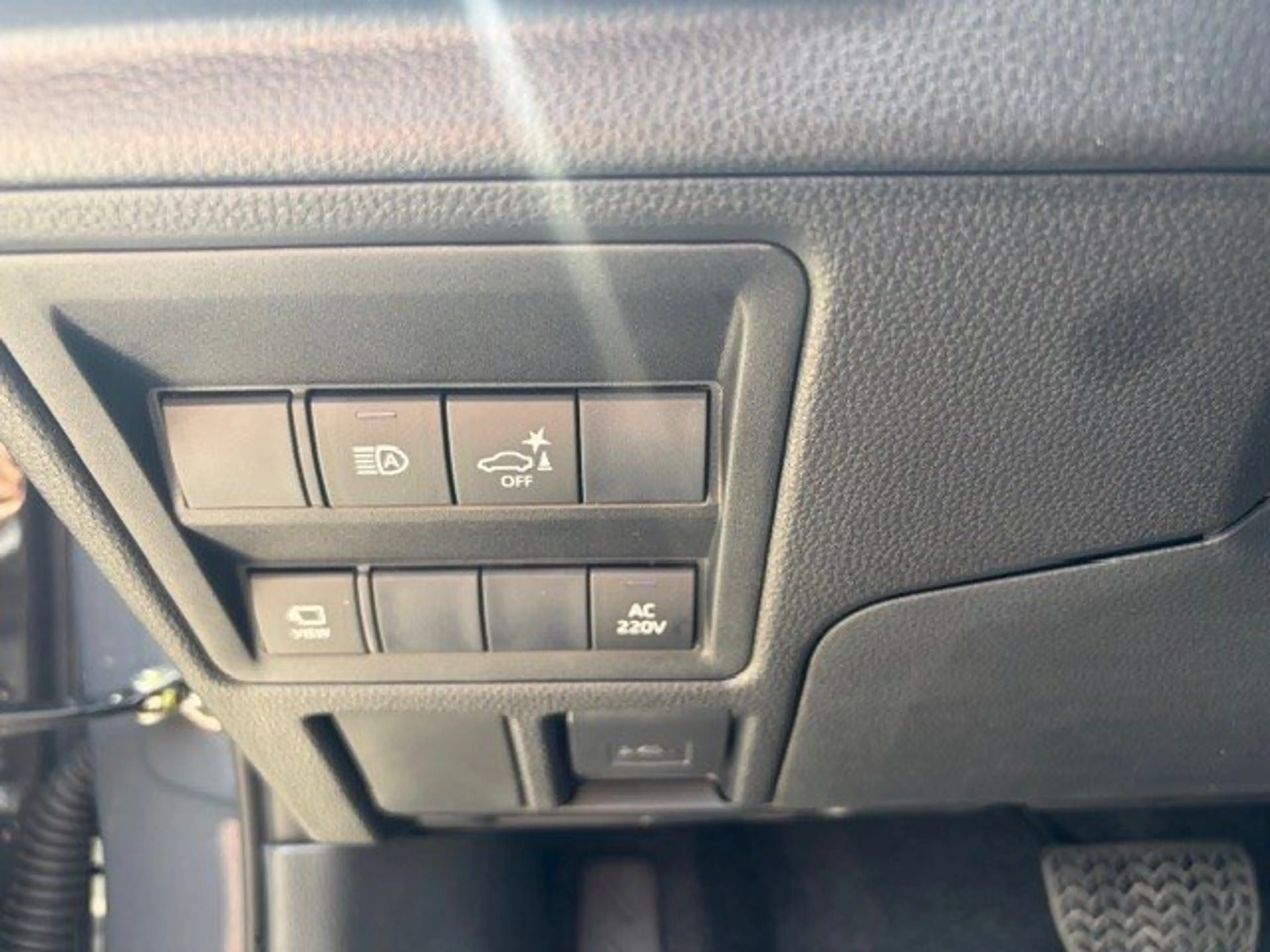 Toyota Hilux Double Cab BEV Executive — photo 12