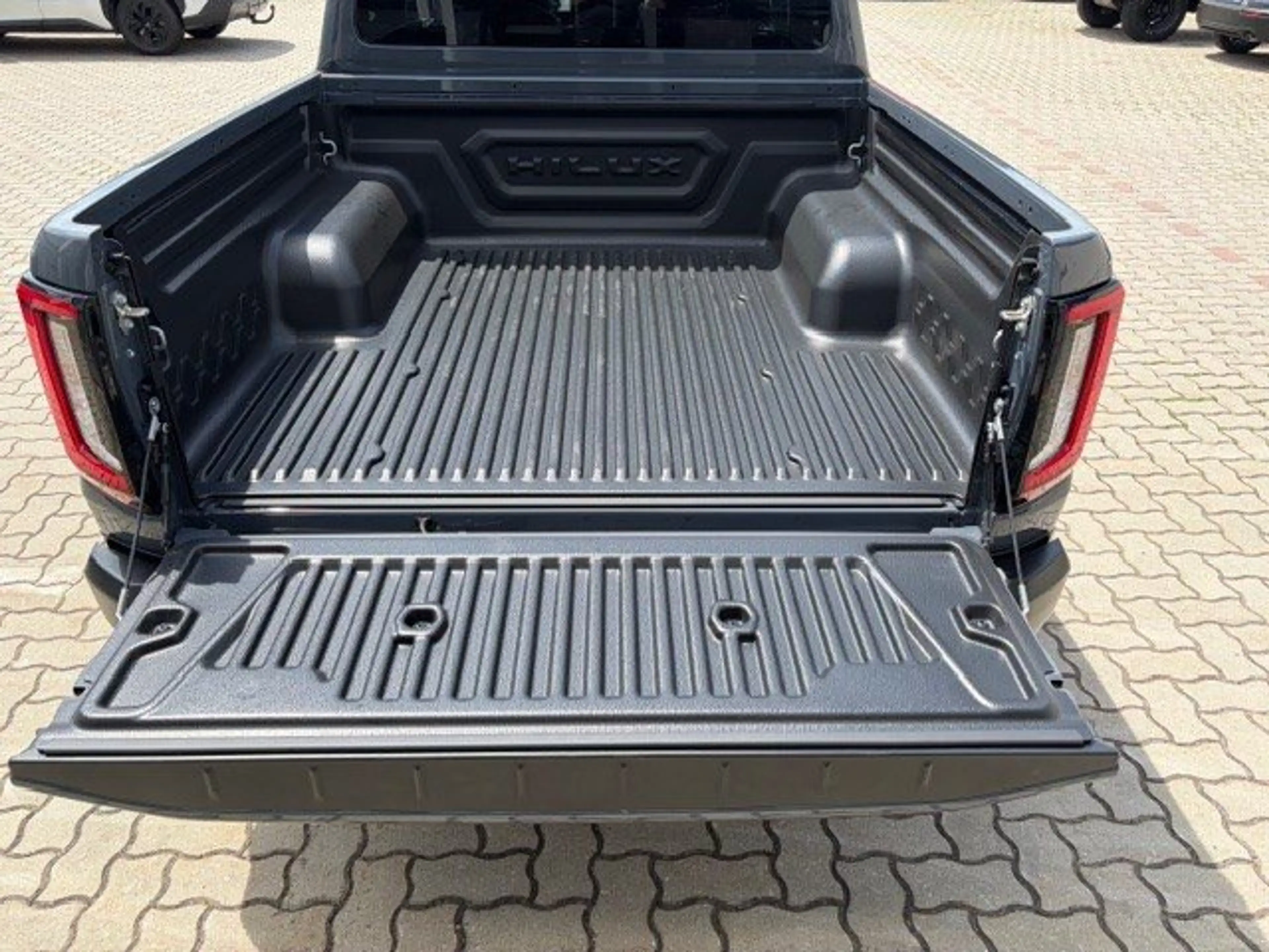 Toyota Hilux Double Cab BEV Executive — photo 6