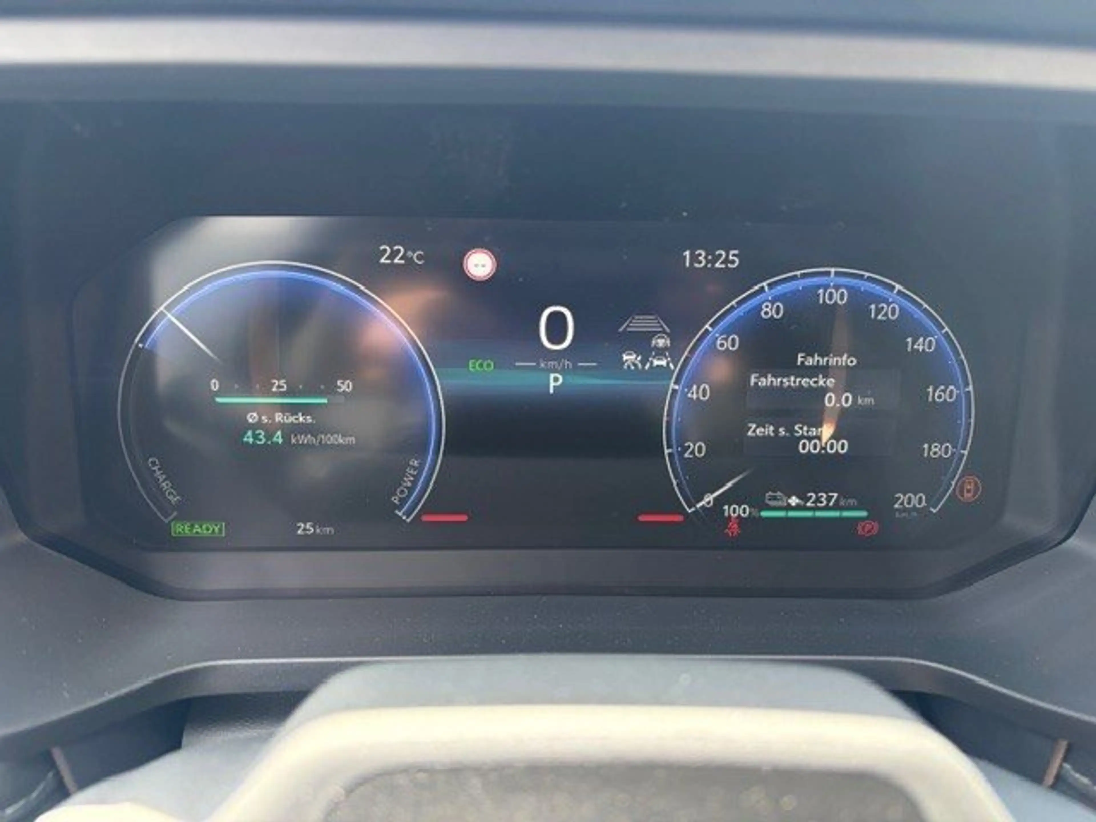 Toyota Hilux Double Cab BEV Executive — photo 15