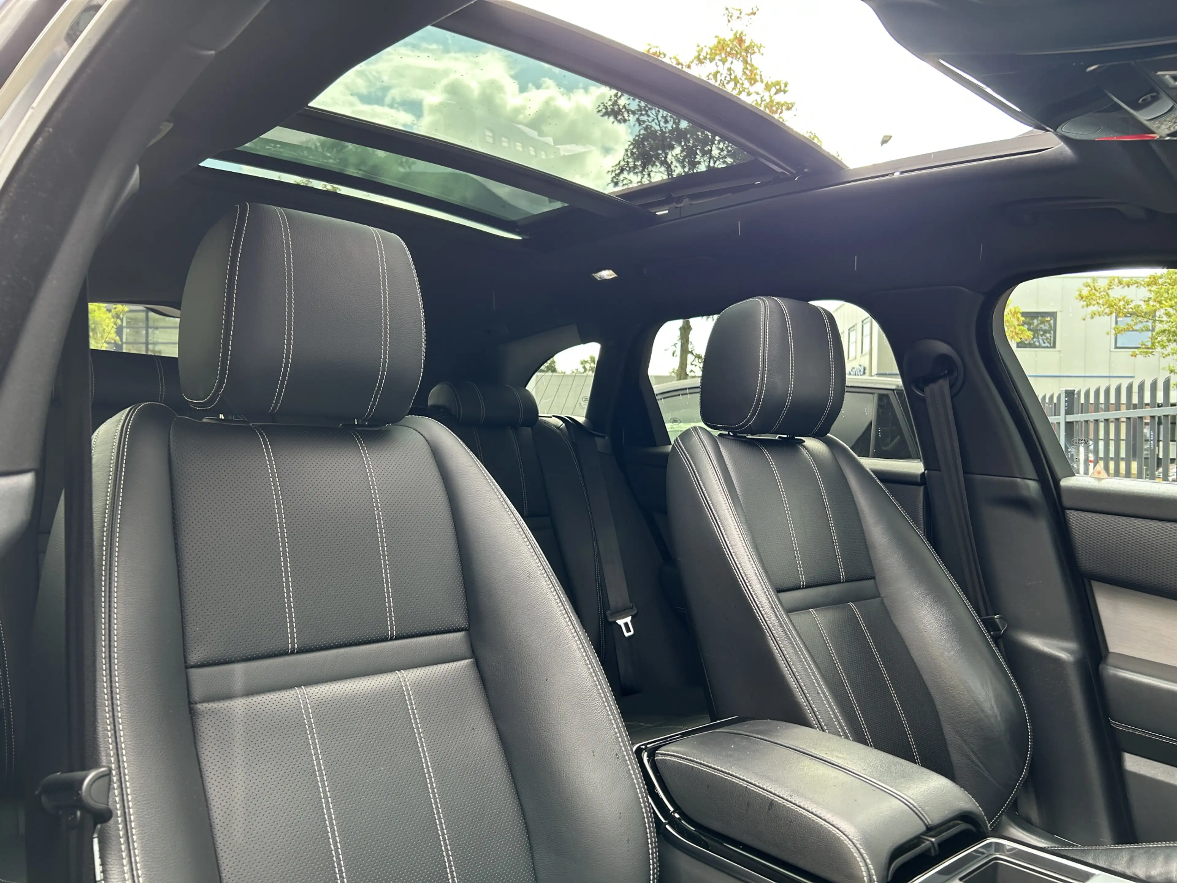 Land Rover Range Rover Velar 3.0 D300 AWD R-Dynamic HSE | Dealer Onderhouden | — photo 6