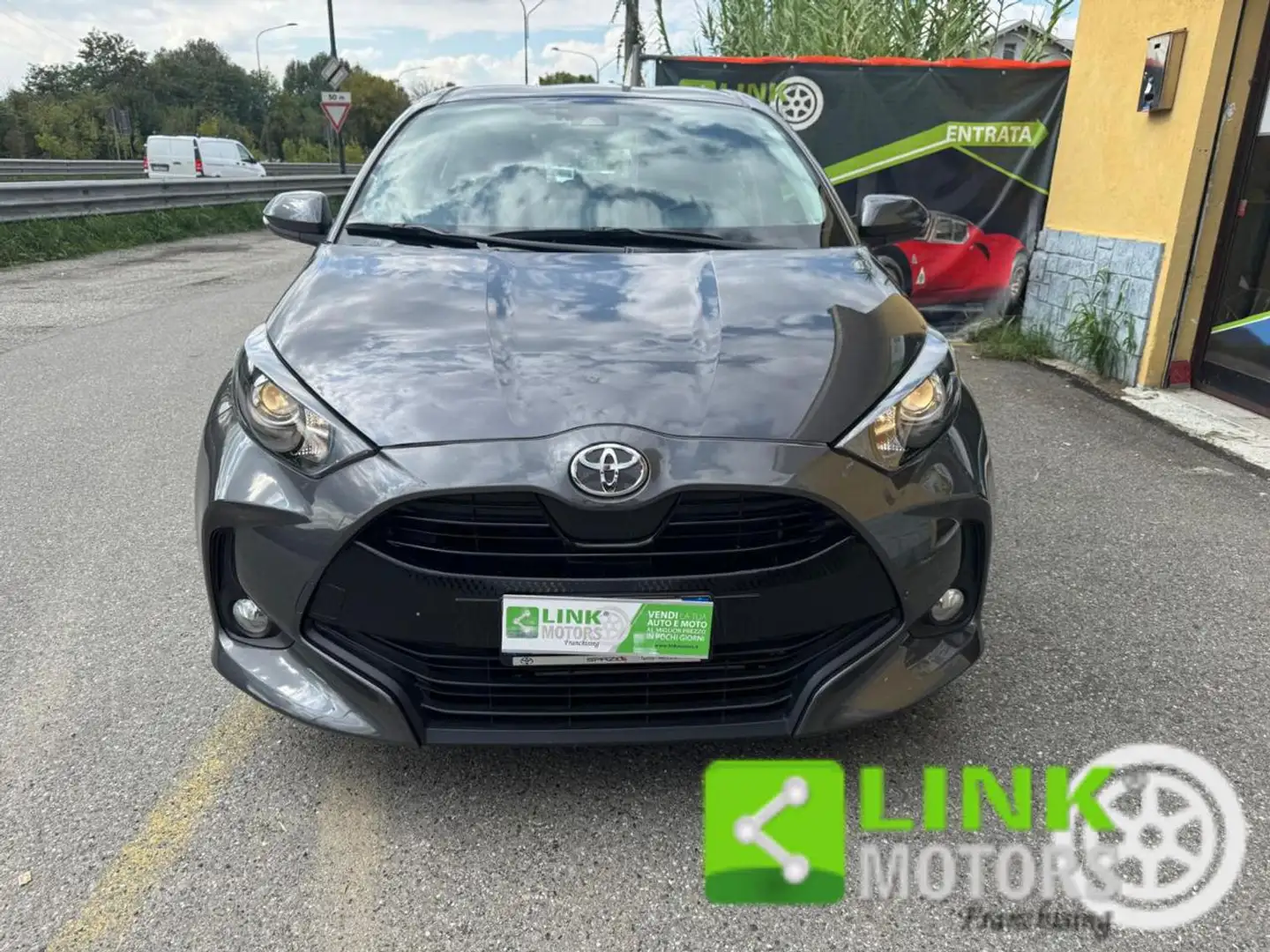 Toyota Yaris 1.0 5 porte Active Grijs - 2