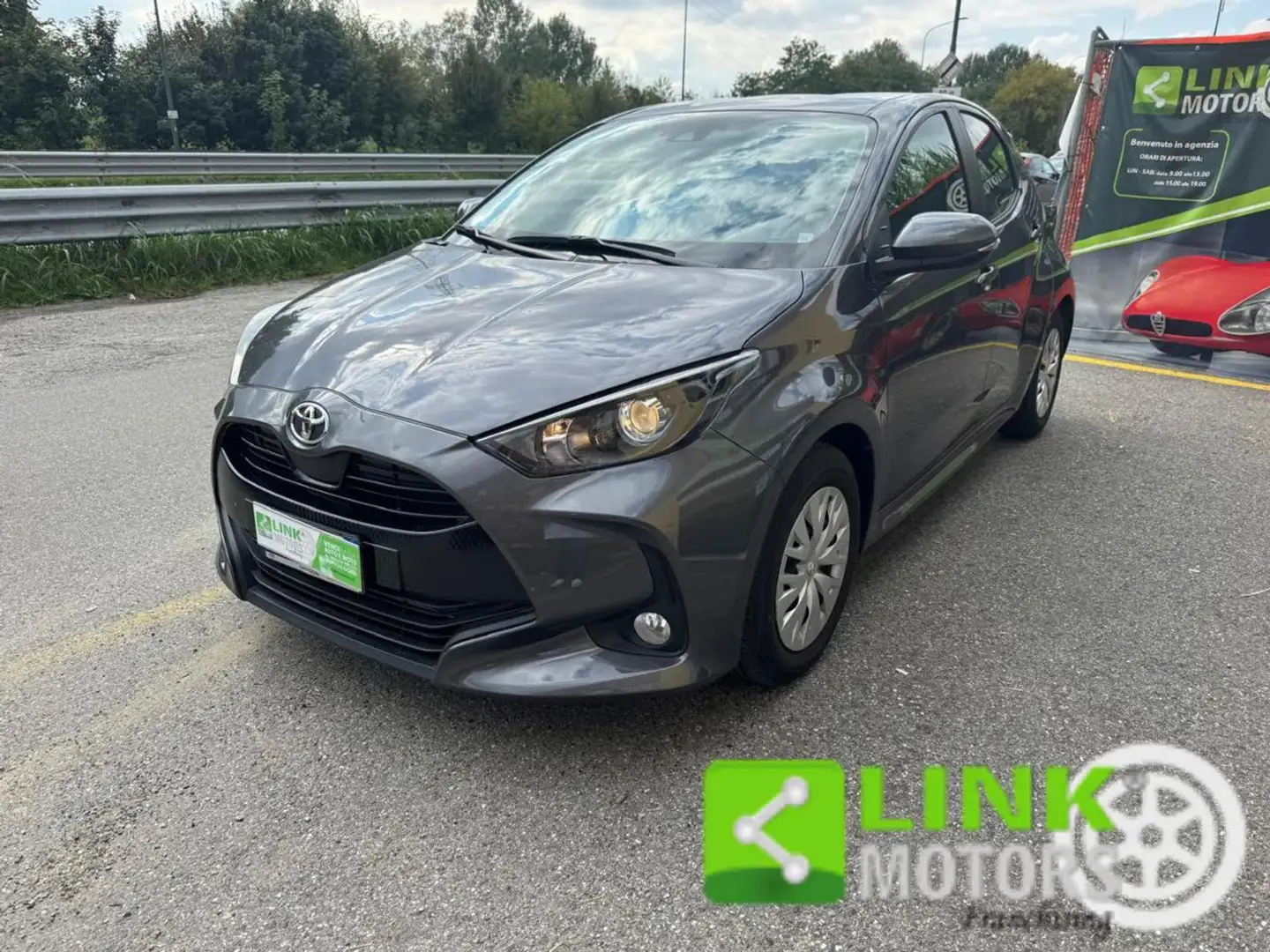 Toyota Yaris 1.0 5 porte Active Grijs - 1