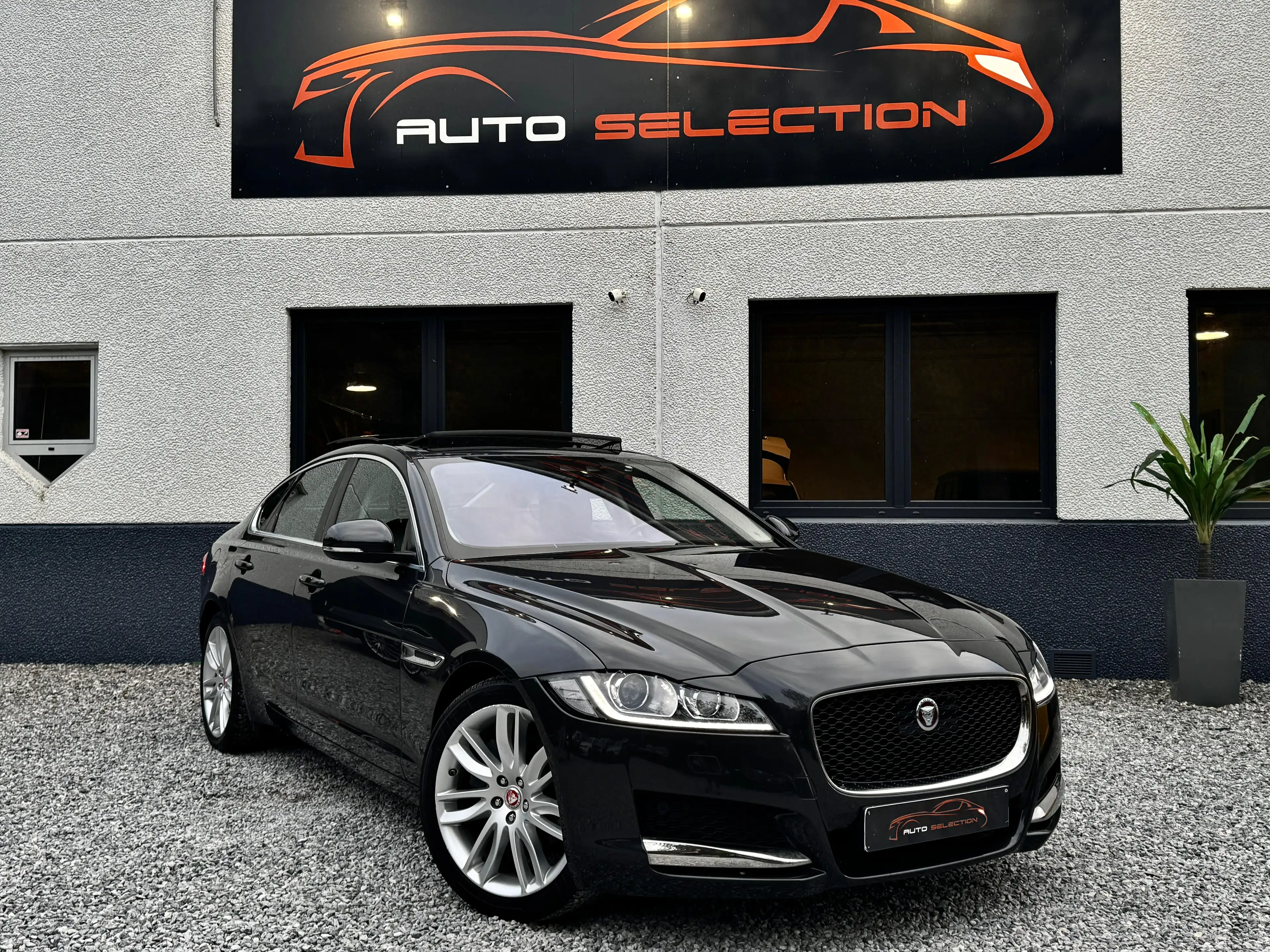 Jaguar XF 2.0D Prestige - PANO - FULL LED - CAMERA - HUD — photo 12