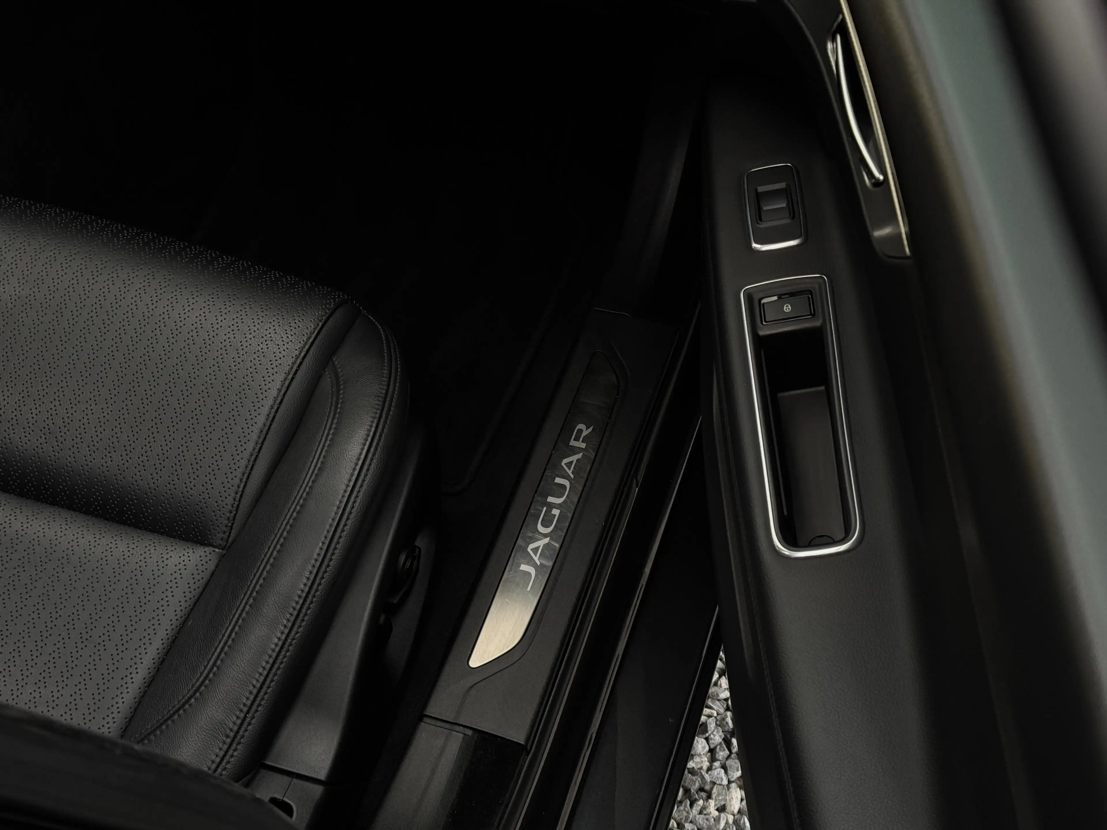 Jaguar XF 2.0D Prestige - PANO - FULL LED - CAMERA - HUD — photo 13