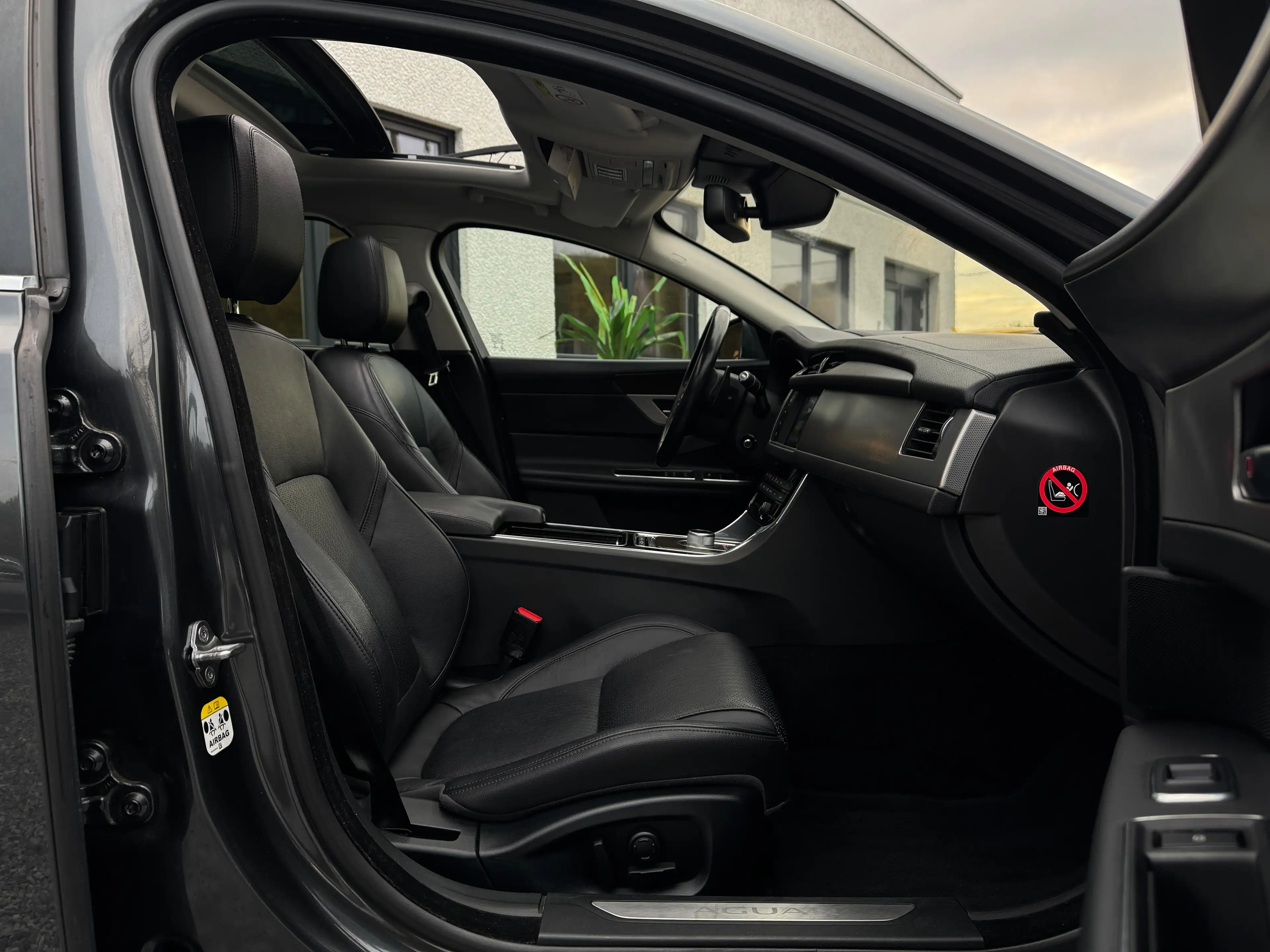 Jaguar XF 2.0D Prestige - PANO - FULL LED - CAMERA - HUD — photo 15
