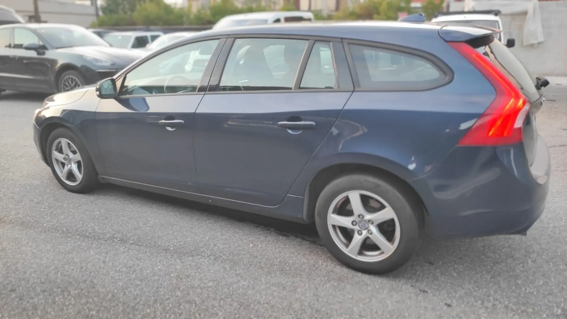 Volvo V60 V60 2.0 d3 Momentum geartronic Blu/Azzurro - 2
